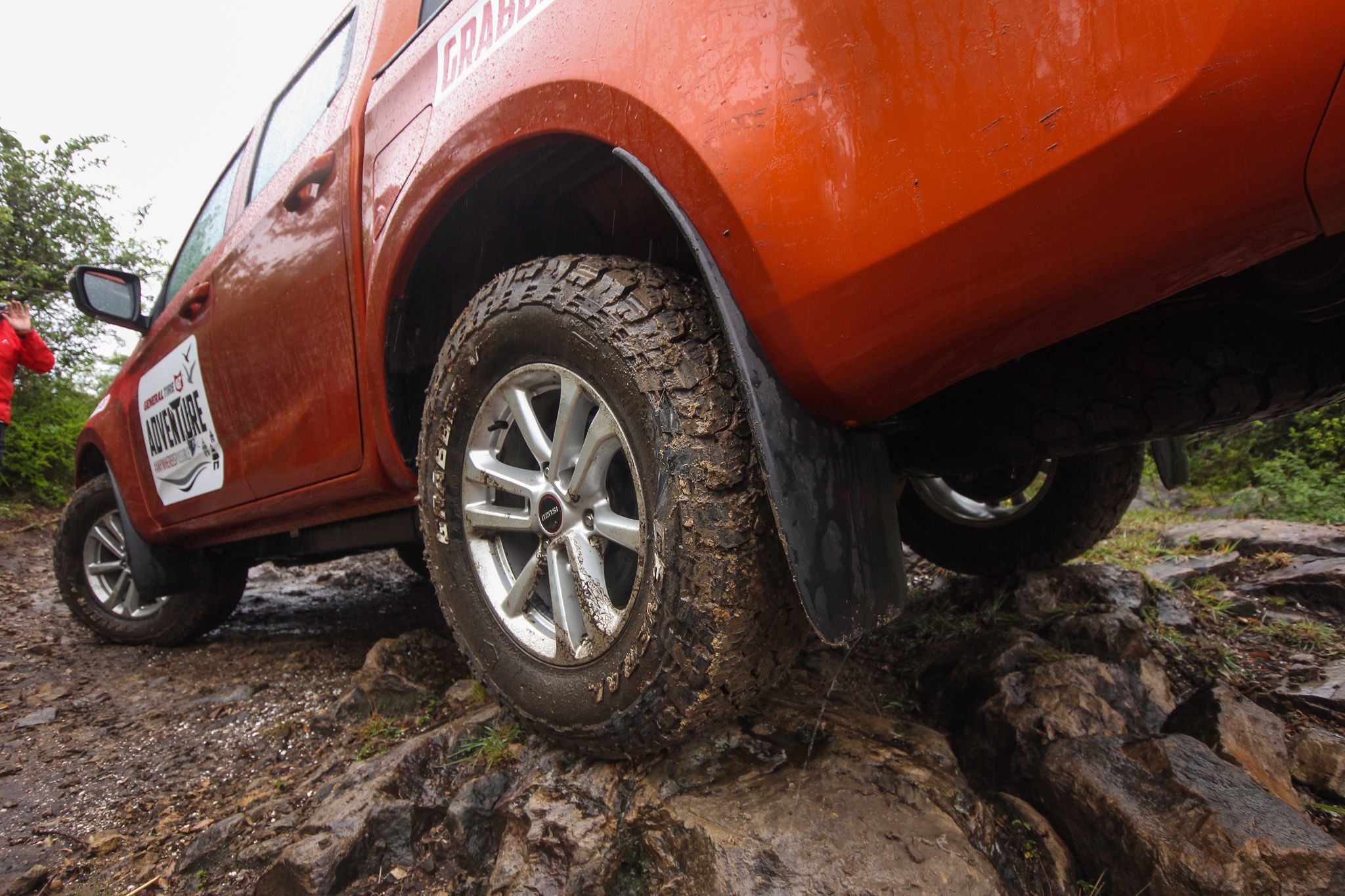 Isuzu DMAX crawling