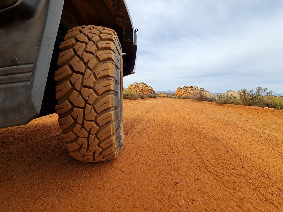 Car in desert fokus on tyre